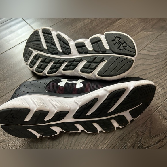 BNWOT Under Armour Runners - Picture 3 of 3